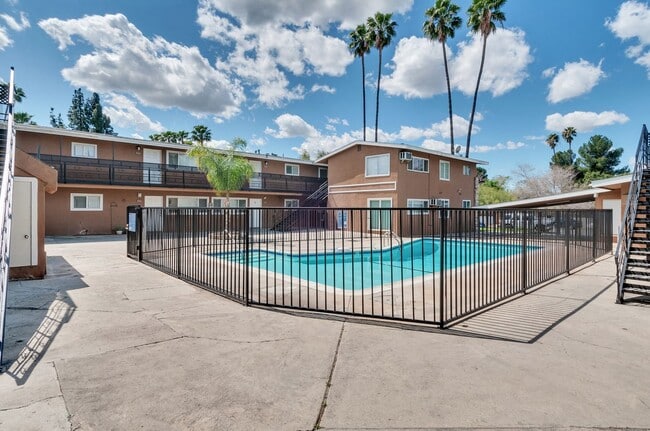 Building Photo - 2 bedroom 1 bath AVAILABlE NOW