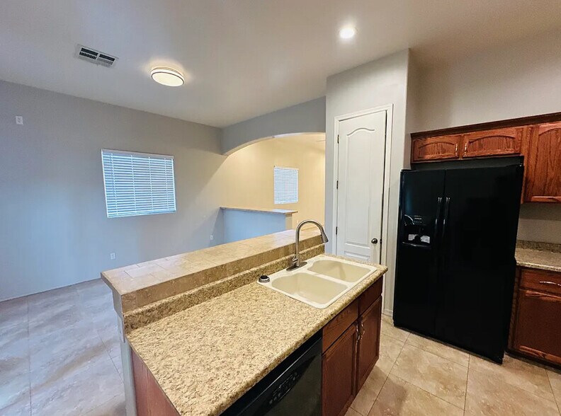 Building Photo - 1417 E Lupine Ave