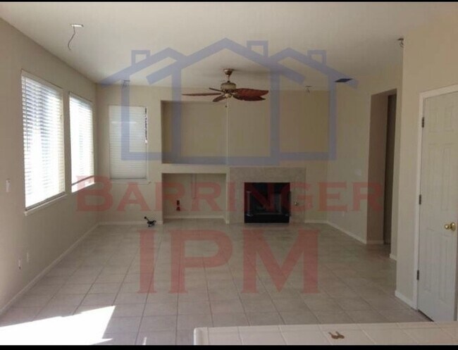 Building Photo - Close to freeway and shopping