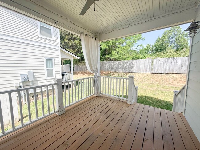 Building Photo - Pet-Friendly 3-Bedroom Home with Bright, Airy Coastal Style
