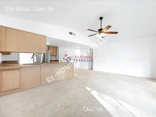 Building Photo - 204 Regal Oaks Dr