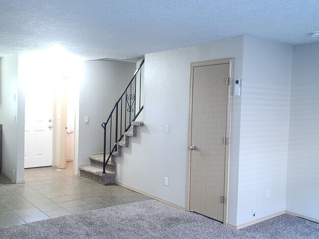 Building Photo - HALF  OFF  1ST  FULL  MONTH'S  RENT   Pet-friendly Townhouse Near Parks and Downtown Newberg - Sh...