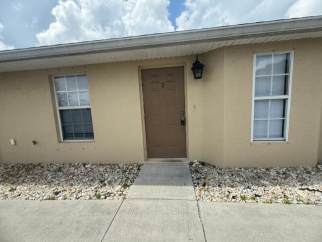 Building Photo - AVAILABLE NOW! l 2 Bed 2 Bath Located SE C...