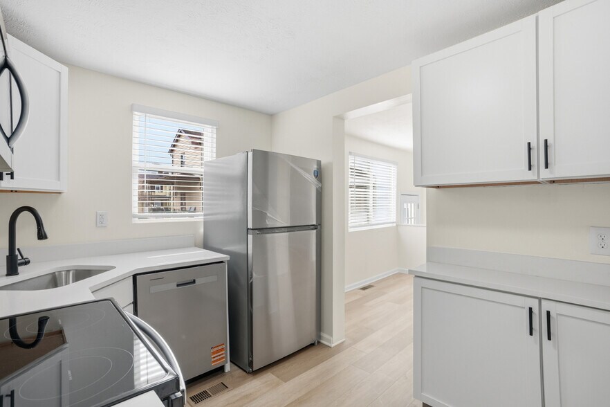 Building Photo - 437 5th St