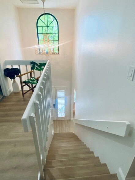 Building Photo - 833 Meadowland Dr