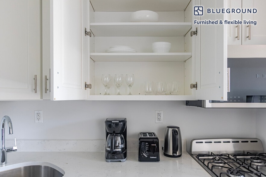 Building Photo - 45 W 81st St