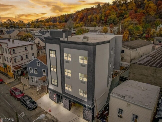 Building Photo - 48 Chadwick St