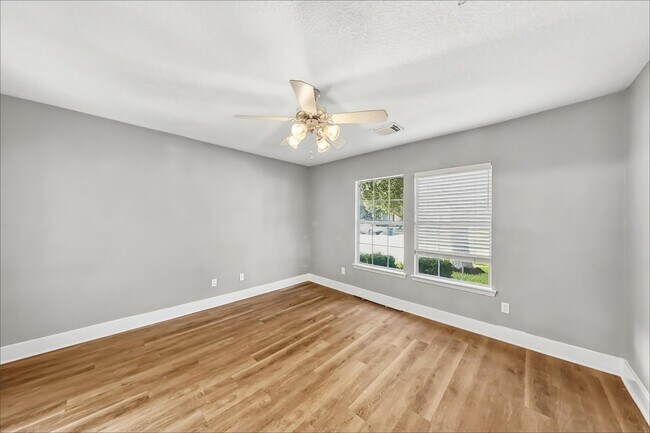 Building Photo - 833 Lightningbug Ln