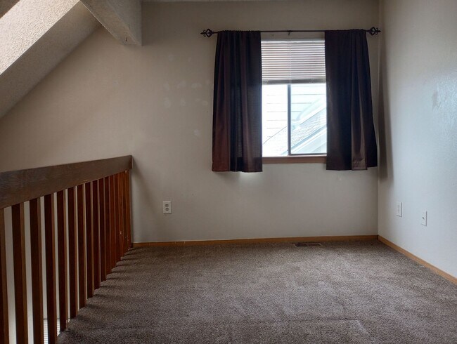 Building Photo - Dearborn 2 bed 1 bath, Great location off Miss. and Sable near I-225 and Aurora Mall
