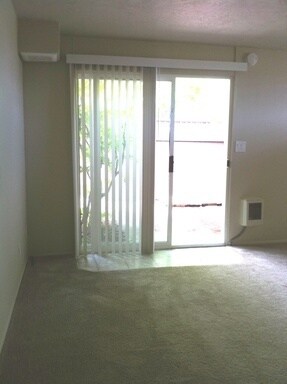 Building Photo - (690) Circle Court - 1 Bedroom / 1 Bathroom