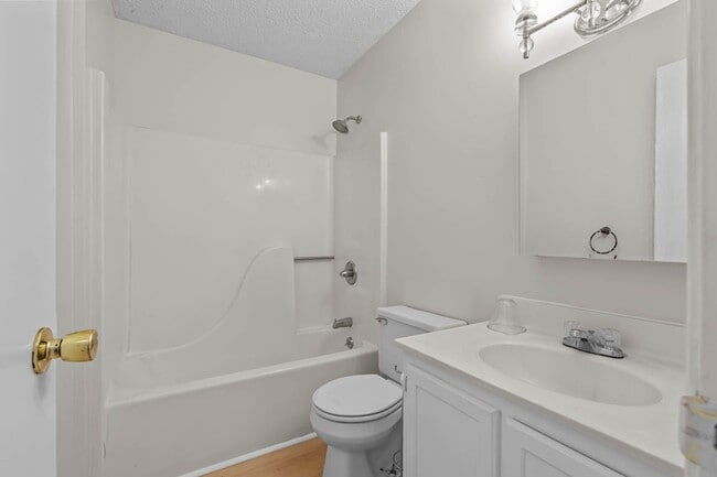 Building Photo - Newly renovated 2 bedroom 1 bathroom duplex