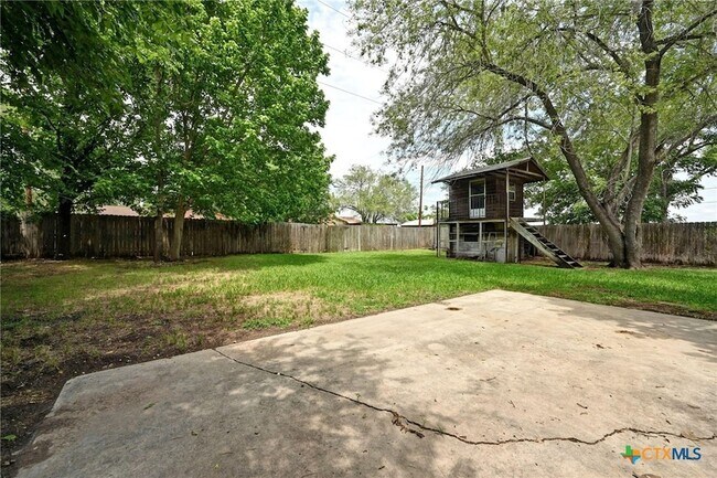 Building Photo - 201 Hillcrest Dr