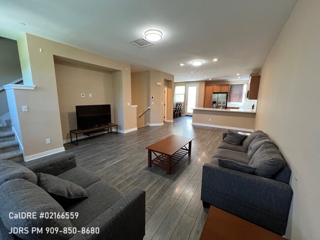 Building Photo - Bellflower Furnished 3 Bedroom Townhouse