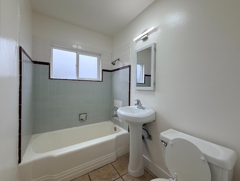 Building Photo - 331 E 1st St