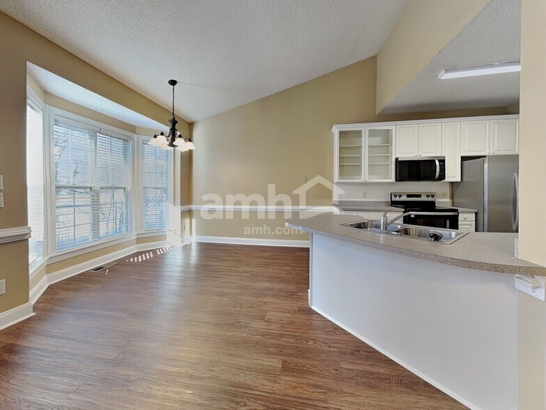 Building Photo - 702 Landing View Dr