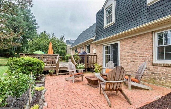 Building Photo - Gorgeous 4 BR/2.5 BA Home on a Beautiful T...