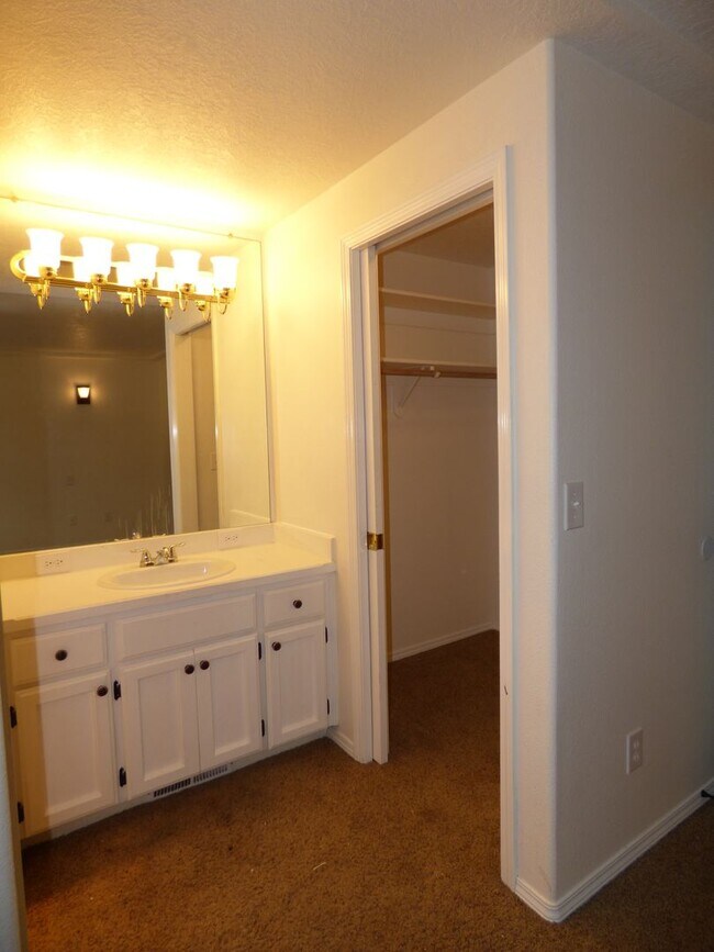 Building Photo - 3 Bed 2 bath home in North Salem!