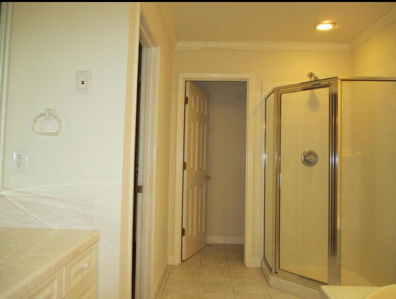 Building Photo - 3 Willow Tree Ct