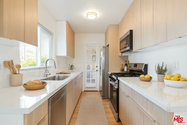 Building Photo - 8440 Willoughby Ave