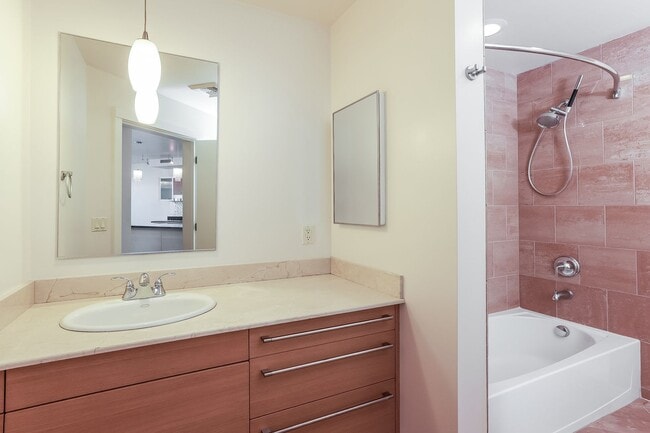 Building Photo - Stunning 2 Bedroom 2 Bath condo, with 2 Parking spots in the heart of vibrant Kirkland for Rent