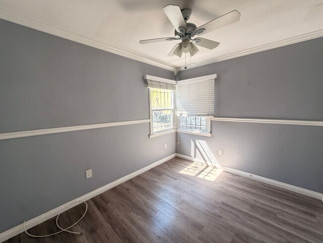 Building Photo - Charming 2 Bed Home with A/C, 2 Car Garage, Huge Yard & In-Unit Laundry