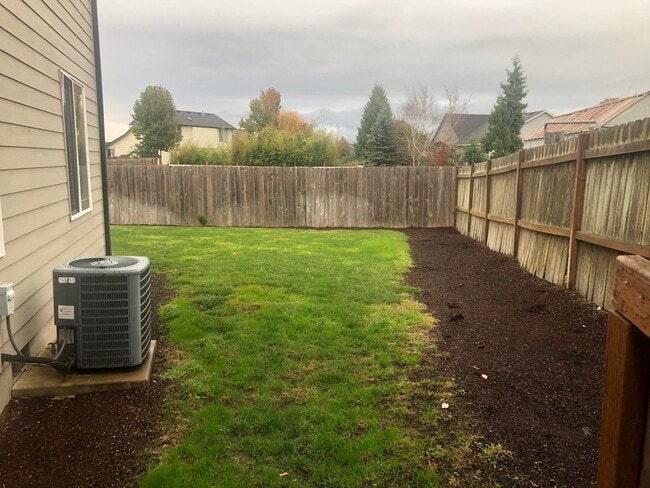 Building Photo - Newer 3 bedrooms 2.5 bathroom townhouse!