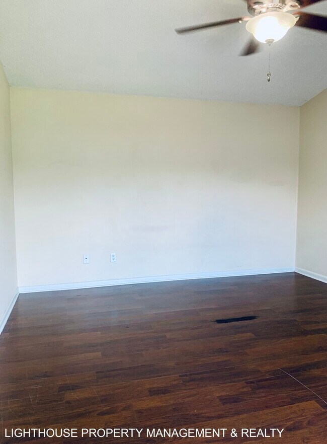 Building Photo - Spacious 4-Bedroom, 2-Bath with Fenced Yar...