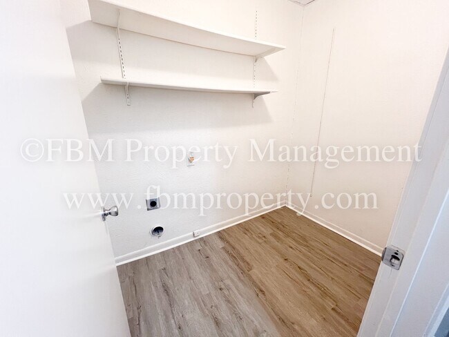 Building Photo - 1204 Williamsburg Dr