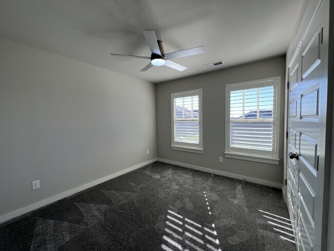 Building Photo - Luxury Living for Lease in Hendersonville!