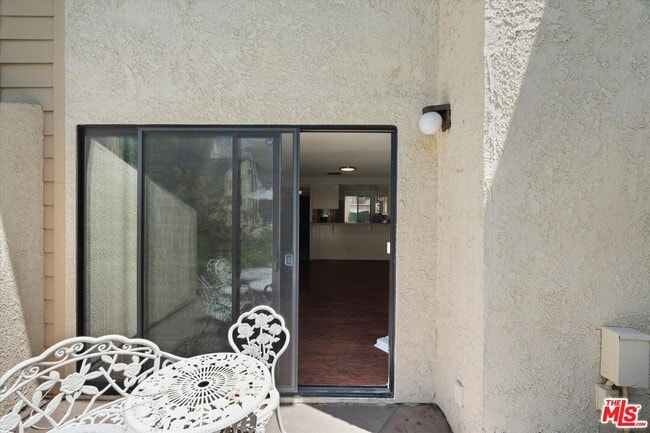 Building Photo - 5720 Owensmouth Ave