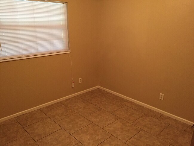 Building Photo - Charming Three-Bedroom, One-Bathroom Single-Family Home!