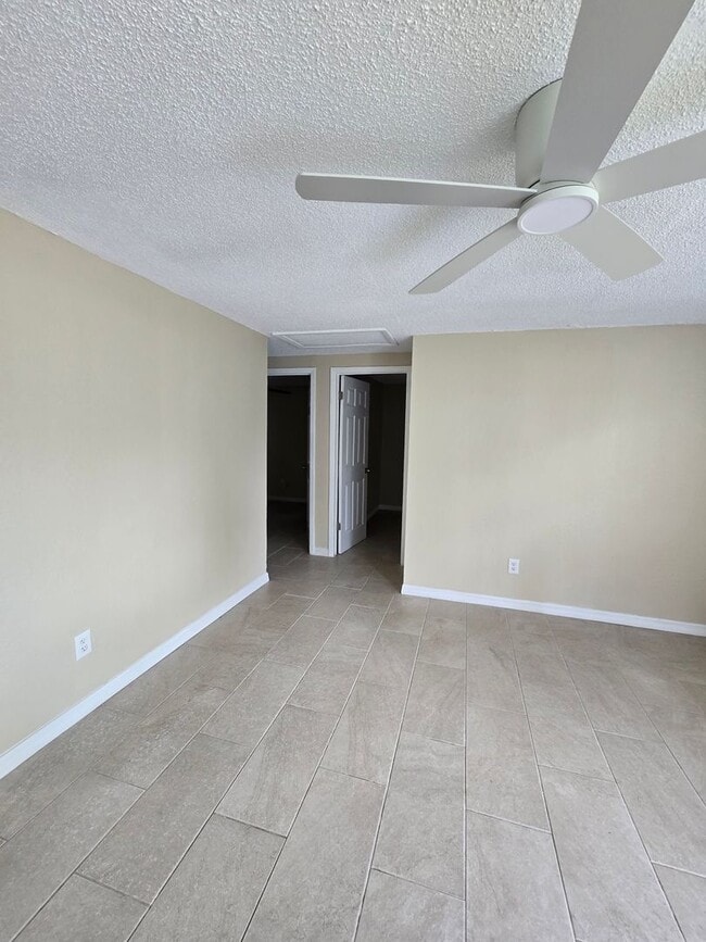 Building Photo - 2 BEDROOM 1 BATH NEAR USF
