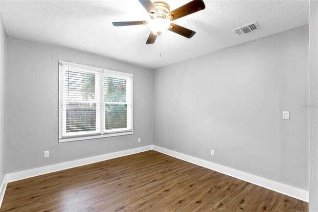 Building Photo - 1403 E Gore St
