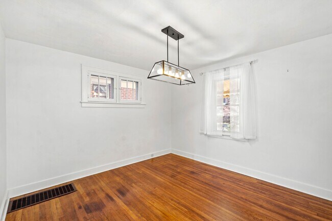 Building Photo - AVAILABLE SEPT 1ST!! GORGEOUS 3 BEDROOM IN...