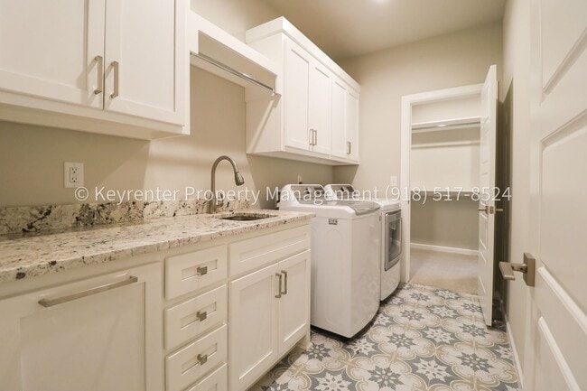Building Photo - COMING SOON! Marvelous and Modern 3 Bed/ 3.5 Bath Home in South Broken Arrow!