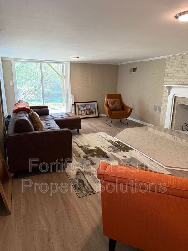 Building Photo - 2203 Maywood St