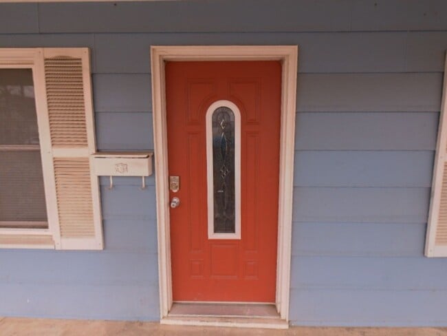 Building Photo - 310 E Market St