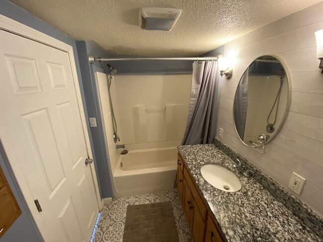 Building Photo - CENTRALLY LOCATED THREE BEDROOM HOUSE IN H...