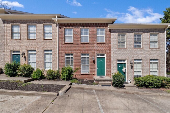 Primary Photo - FABULOUS LOCATION!! 2BEDROOM 2 BATH TOWNHO...