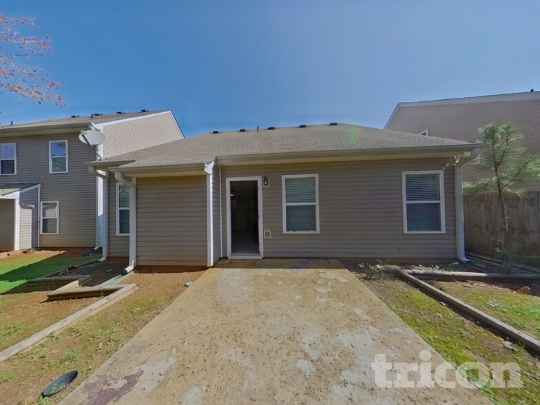 Building Photo - 305 Little Creek Rd SE