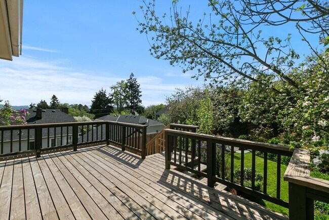 Building Photo - Charming AIR CONDITIONED Leschi Craftsman