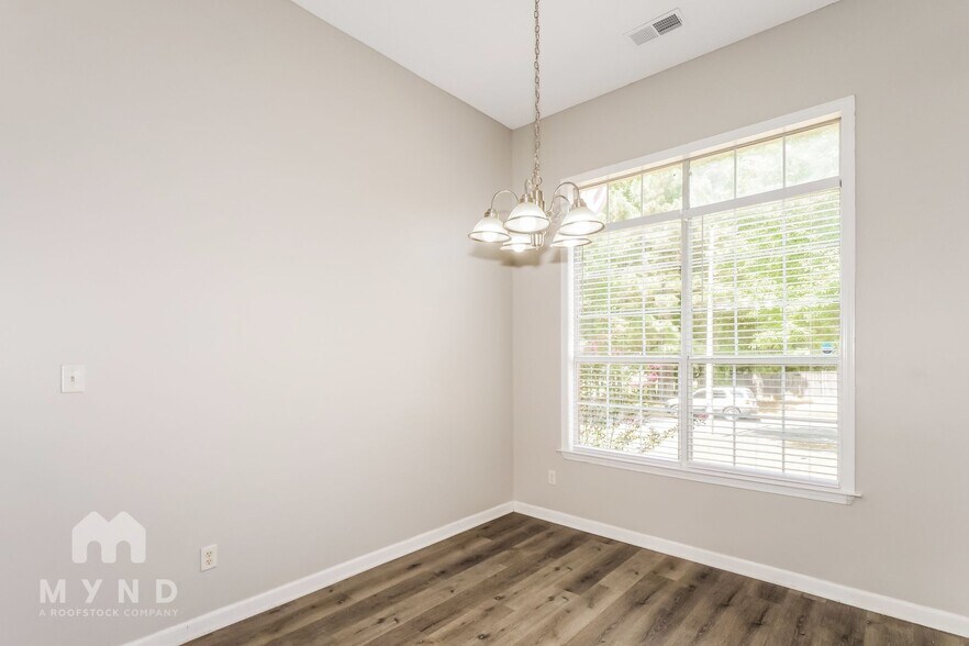 Building Photo - 8647 Rogers Park Ave