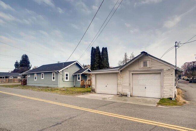 Building Photo - Updated 2BR Home in Marysville – Spacious Garage, Decks & RV Parking!