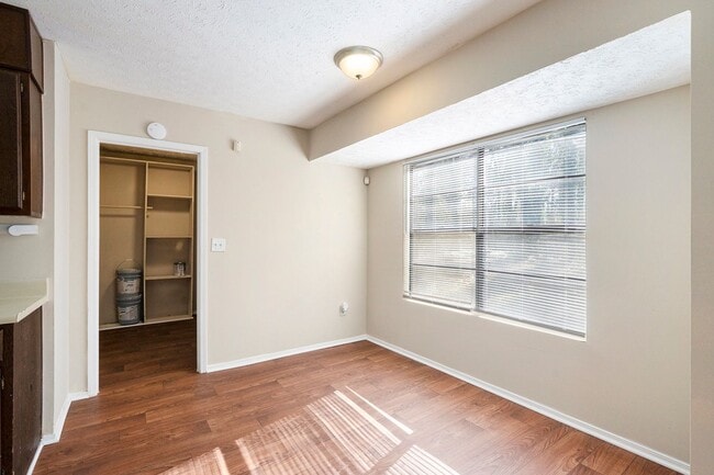 Building Photo - 3 Bedroom 2 Bath Home