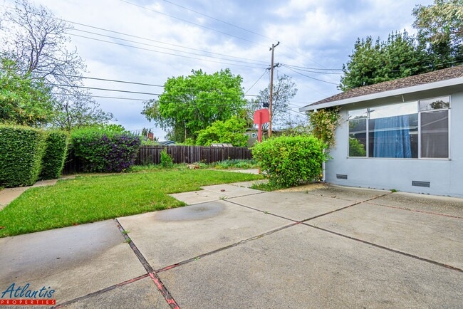 Building Photo - Beautiful Home | Remodeled | Desirable Location