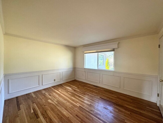 Building Photo - Stunning Bellevue Home with Lush Gardens &...