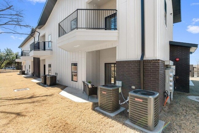 Building Photo - 2450 Wickersham Ln