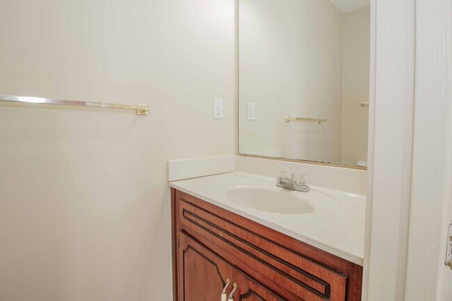 Building Photo - 2004 Tynewood Dr