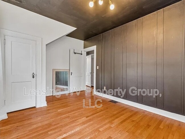 Building Photo - 887 Poplar Rd