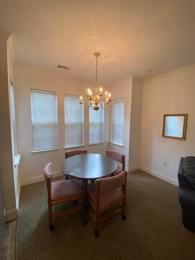 Building Photo - Hillcrest Apartments